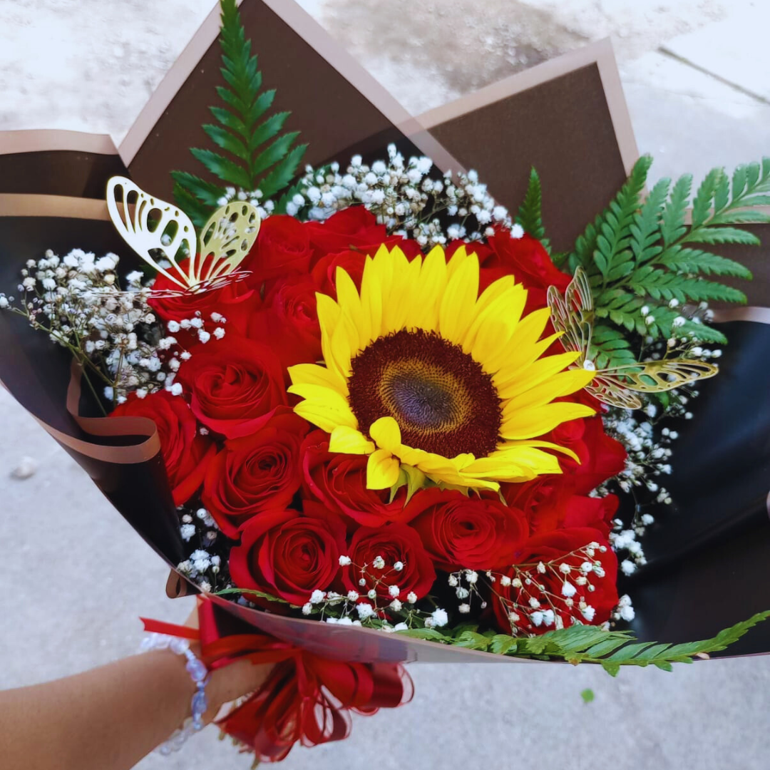 MINI BOUQUET WITH ROSES AND 1 SUNFLOWERS 🌻🌹24 ROSES AND 1 SUNFLOWERS