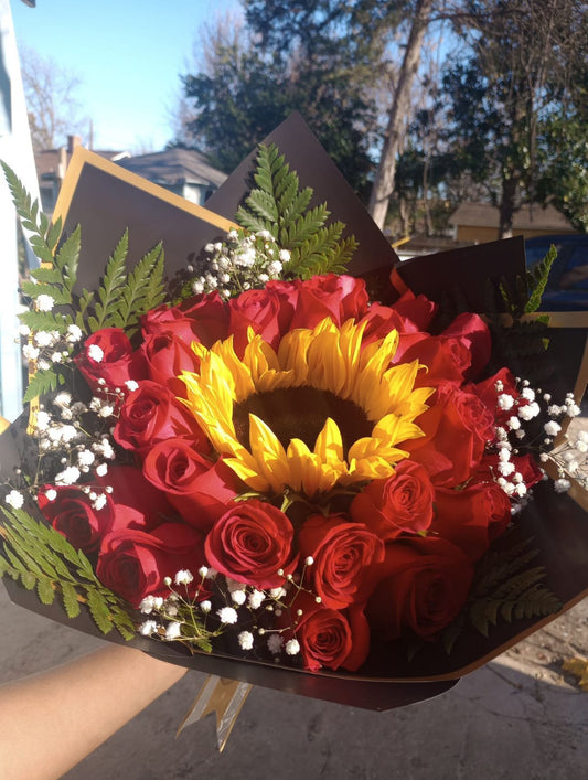 MINI BOUQUET WITH ROSES AND 1 SUNFLOWERS 🌻🌹24 ROSES AND 1 SUNFLOWERS