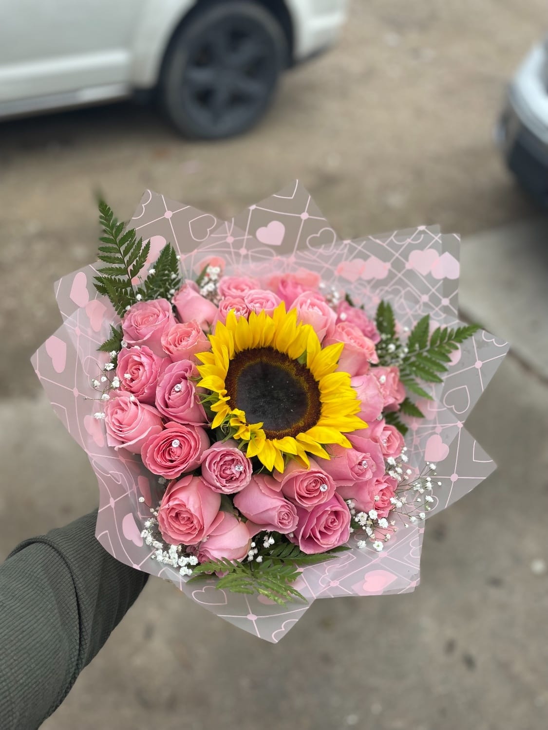 Mini Bouquet 24 Roses Flower and 1 Sunflower with Accessories