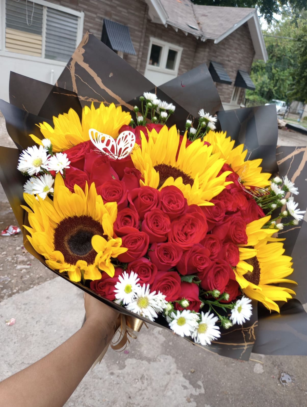 MEDIUM BOUQUET ROSES AND SUNFLOWERS 🌻🌹 50 ROSES AND 5 SUNFLOWERS